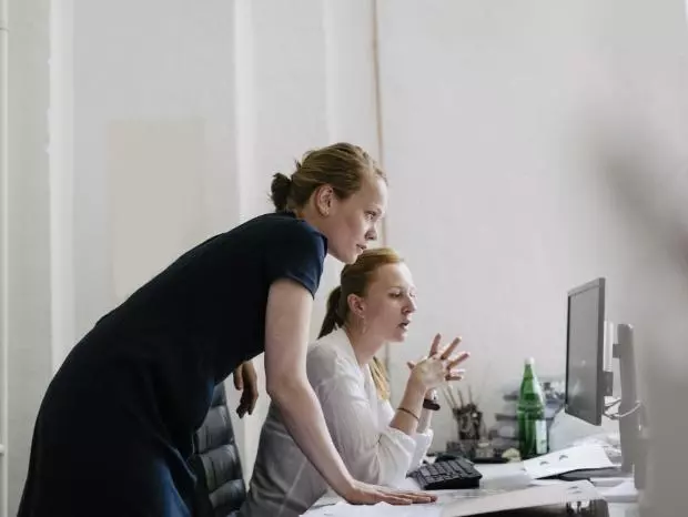 Kobiety rozmawiający przy komputerze